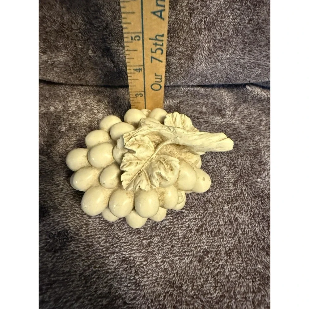 Vtg Cluster Of Grapes  figural lidded trinket box